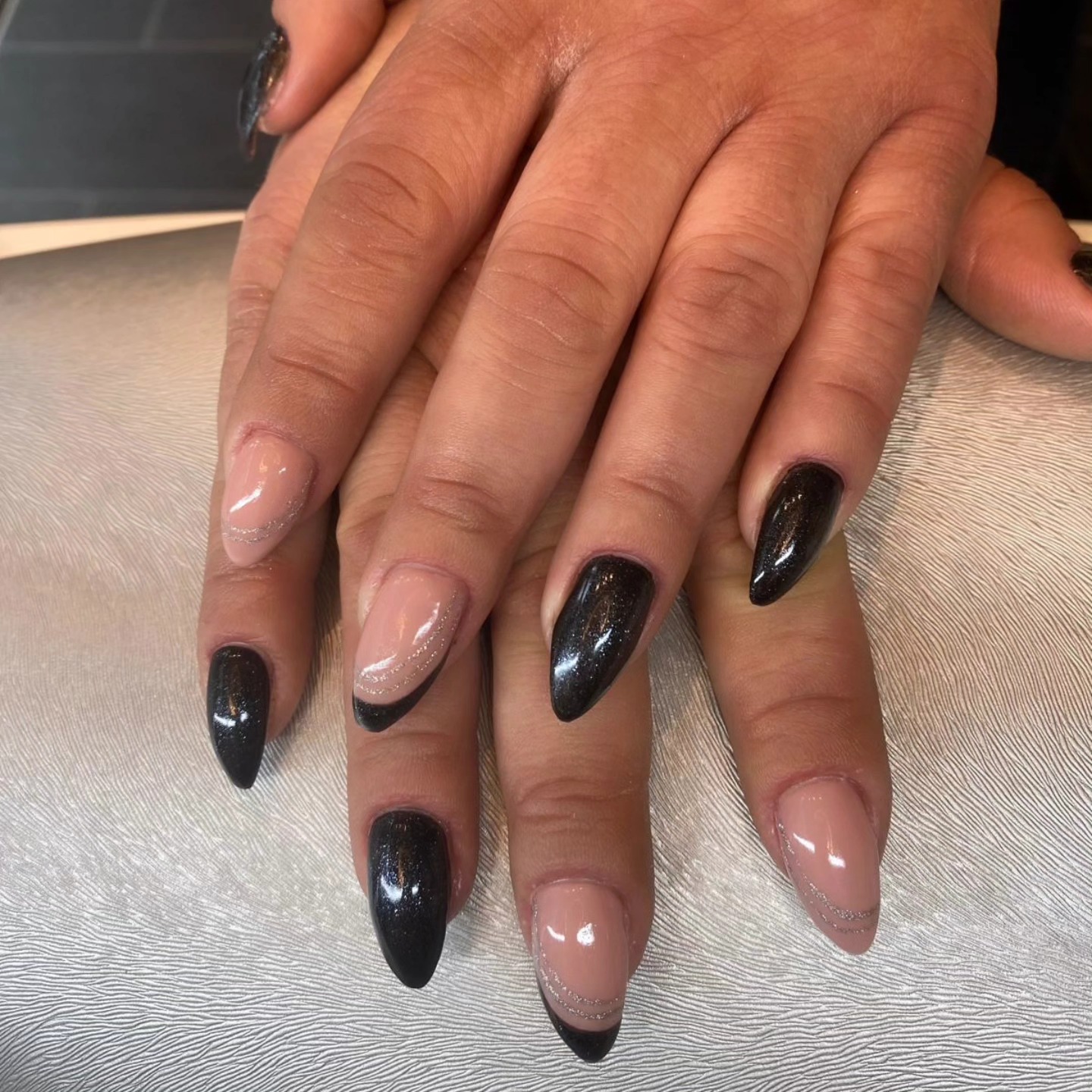 Hast du Lust auf edle Fingernägel, die lange halten? Ich kreiere dir den perfekten Gelnägel-Style, der zu dir passt. Vereinbare gleich einen Termin 💅🏼

#gelnägel #nageldesignleipzig #nails #nailinspo #nagelstudioleipzig #nagelstudio