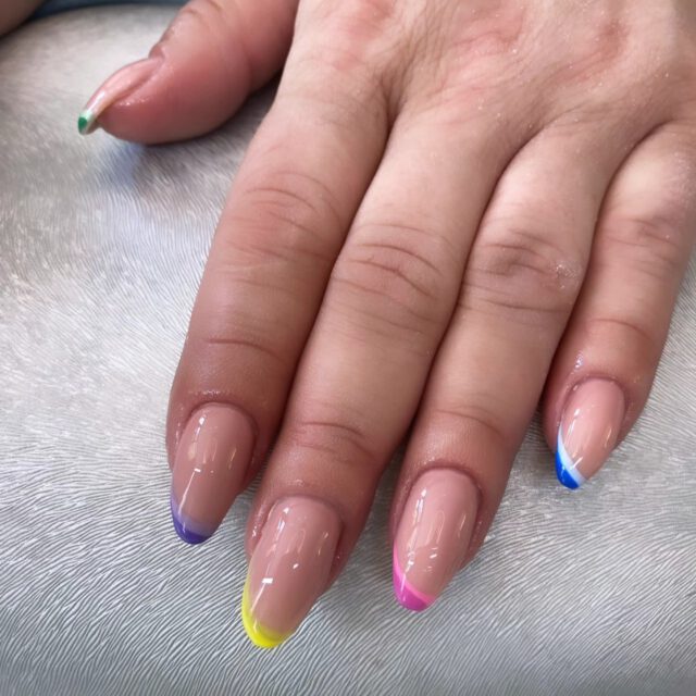 Diese French Nails sind alles andere als gewöhnlich und können sich echt sehen lassen. Was wäre(n) deine Farbe(n) für den farbenfrohen French Style?

#gelnägel #nageldesignleipzig #nails #nailinspo #nagelstudioleipzig #nagelstudio